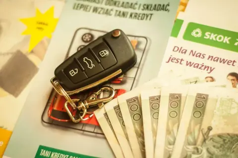 Kluczyk do auta i polskie banknoty. Niskie oprocentowanie kredytu samochodowego to klucz do zakupu wymarzonego pojazdu.