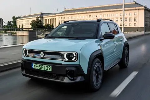 Jasnoniebieski samochód elektryczny Renault 4 na drodze. Dofinansowanie do elektryków może pomóc w zakupie tego ekologicznego pojazdu.