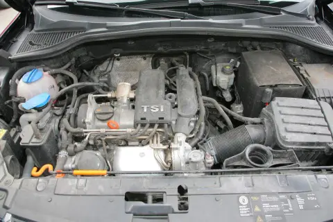 Silnik TSI w samochodzie, pełen przewodów i elementów. Tsi co to znaczy? To skrót od Turbocharged Stratified Injection, czyli turbodoładowana wtryskowa.