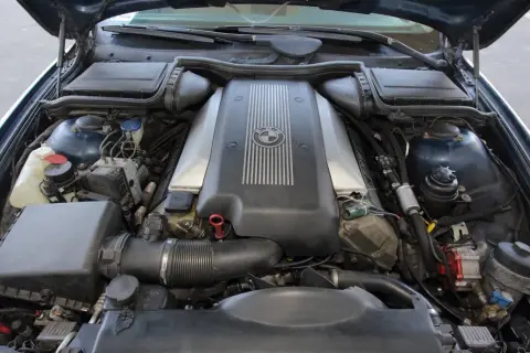 Silnik BMW V8, symbol niezniszczalne silniki diesla. Potężna jednostka napędowa gotowa do pracy.