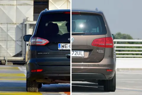 Porównanie tyłów Forda Galaxy i Volkswagena Sharan, dwóch największych vanów 7-osobowych.