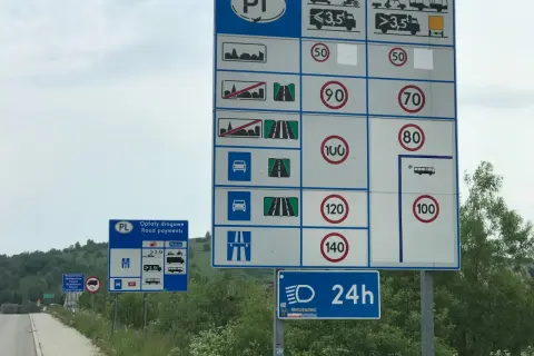 Znaki drogowe w Polsce informują, o ile można przekroczyć prędkość w zależności od typu pojazdu i drogi.