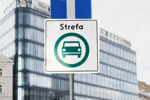 Znak informuje o wjeździe do strefy czystego transportu w Warszawie.