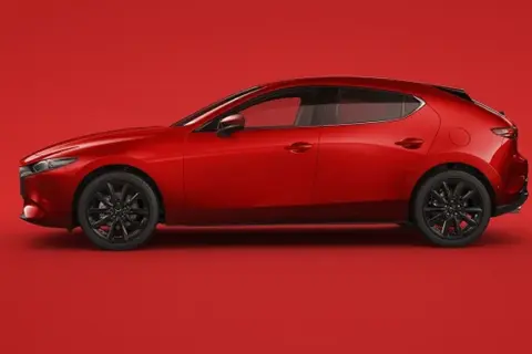 Czerwona Mazda 3 na jednolitym tle. Odkryj bogactwo mazda kolory lakieru, odważny czerwony podkreśla dynamiczną sylwetkę.