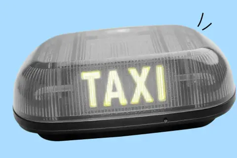 Światło taxi z napisem "TAXI" w kolorze żółtym. Kupiłem auto po taxi, teraz będzie służyć do innych celów.