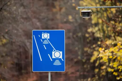 Znak informuje o odcinkowym pomiarze prędkości na A4. Uważaj na kamery rejestrujące jazdę.