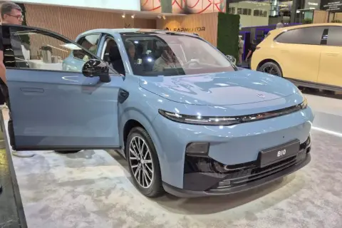 Niebieski samochód elektryczny z otwartymi drzwiami, idealny do miasta. Model B10 prezentowany na targach.