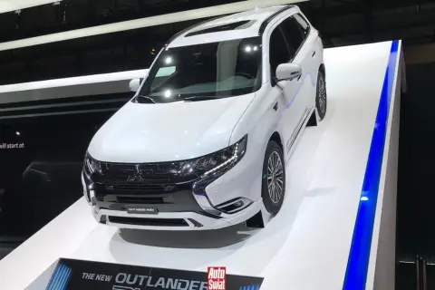 Biały Mitsubishi Outlander PHEV na wystawie. Poznaj dane techniczne tego SUV-a.