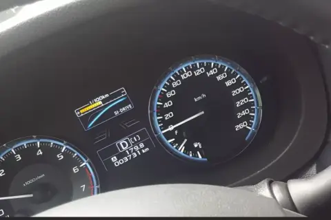 Na desce rozdzielczej widać prędkościomierz, obrotomierz i wskaźnik paliwa. Przebieg 3731 km sugeruje, że limit kilometrów w leasingu jest jeszcze daleko.