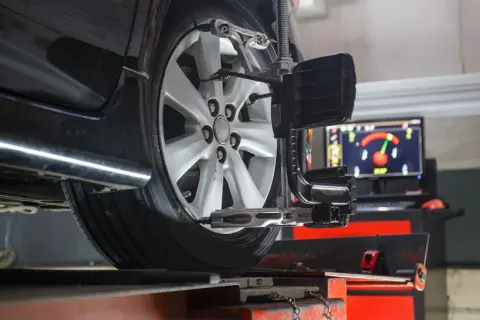 Auto ściąga w lewo? Pomiar geometrii zawieszenia na komputerze pomoże zdiagnozować problem.
