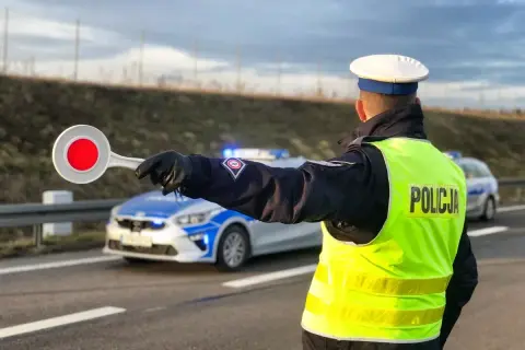Policjant kieruje ruchem, sygnalizując zatrzymanie. Nowe przepisy drogowe w praktyce.
