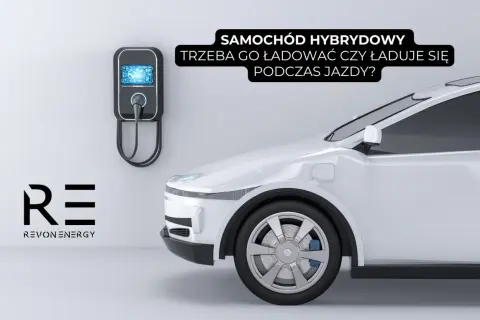 Biały samochód hybrydowy plug-in przy ładowarce ściennej. Czy hybryda plug-in ładuje się podczas jazdy? Logo REVOLUTION ENERGY.