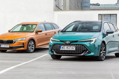 Pomarańczowa Skoda i zielona Toyota, dwa auta, które mogą być najmniej awaryjne auta 5-letnie.