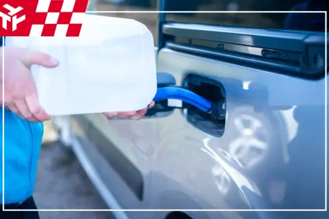 Osoba uzupełnia płyn AdBlue w samochodzie. To rozwiązanie pomaga zmniejszyć emisję szkodliwych tlenków azotu.