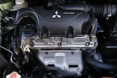 Silnik Mitsubishi Colt 1.3 95KM MIVEC. Jaki olej? Zobacz korek wlewu oleju.