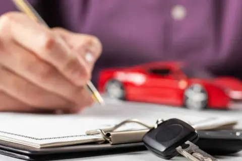 Podpisanie umowy leasingowej. Ryczałt a leasing – wybór optymalnego rozwiązania dla Twojej firmy. Kluczyki do nowego auta.