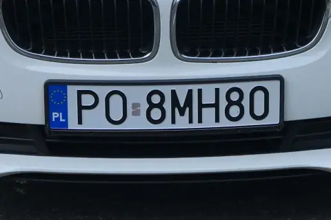 Numer rejestracyjny samochodu PO 8MH80.