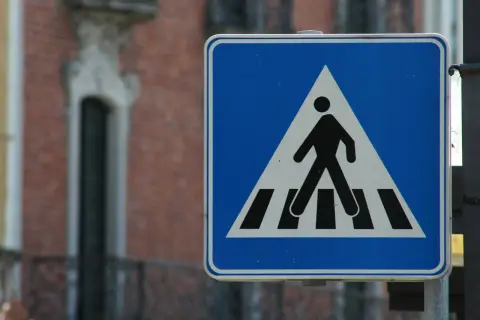Znak przejścia dla pieszych. Oby nigdy nie doszło do sytuacji, gdy dziewczynka potrącona na pasach będzie musiała być ratowana.