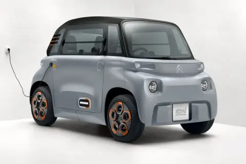 Szary Citroen Ami podłączony do ładowania. Ten elektryczny pojazd miejski oferuje praktyczny zasięg na co dzień.
