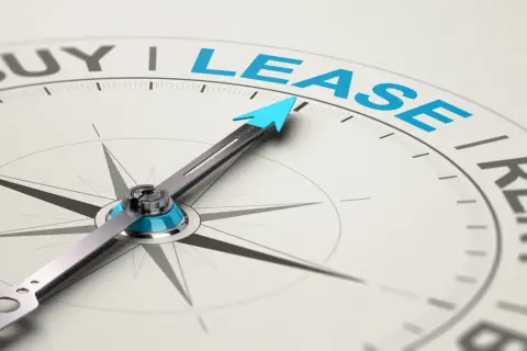 Kompas finansowy wskazuje na "LEASE". Strzałka symbolizuje decyzję o wypowiedzeniu umowy leasingu ze skutkiem natychmiastowym.