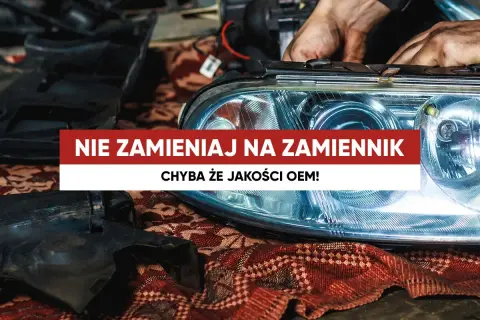 Ręce mechanika montują reflektor samochodowy. Napis: "Nie zamieniaj na zamiennik, chyba że jakości OEM!".