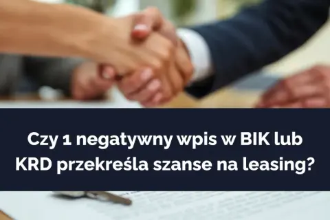 Dwie osoby ściskają sobie dłonie nad dokumentami. Czy leasing jest widoczny w BIK? Pytanie o negatywny wpis w BIK i jego wpływ na leasing.