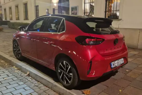 Czerwona Corsa na parkingu. Czy zawieszenie działalności a leasing to dobry pomysł na zakończenie umowy?