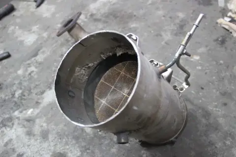Filtr cząstek stałych, czyli DPF, z widocznym w środku ceramicznym wkładem o strukturze plastra miodu.