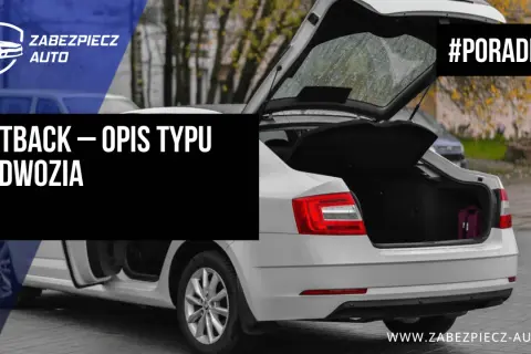 Biały liftback z otwartym bagażnikiem, porównanie z hatchbackiem. #Poradnik.