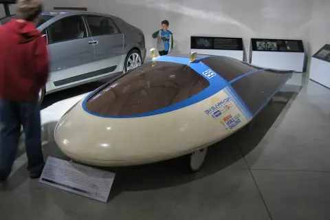 Futurystyczny samochód z panelami słonecznymi, który brał udział w wyzwaniu World Solar Challenge.