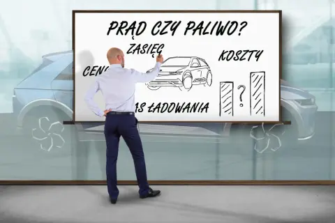 Mężczyzna pisze na tablicy "Prąd czy paliwo?", porównując zasięg, koszty i czas ładowania, co symbolizuje przyszłość samochodów elektrycznych.