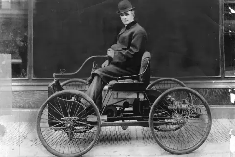 Henry Ford w swoim pierwszym samochodzie, Quadricycle. Początek historii Forda.