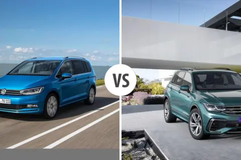 Niebieski Volkswagen 7 osobowy na drodze vs. zielony SUV przed nowoczesnym budynkiem.