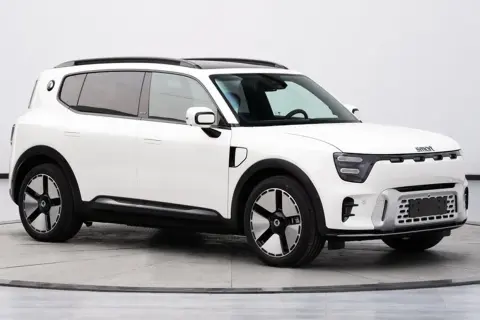 Biały, elektryczny SUV segmentu D z czarnymi akcentami i futurystycznymi felgami.