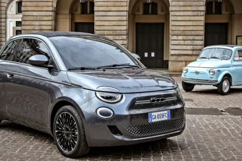 Nowy Fiat 500 obok klasycznego modelu. Czy to najtańszy elektryk?
