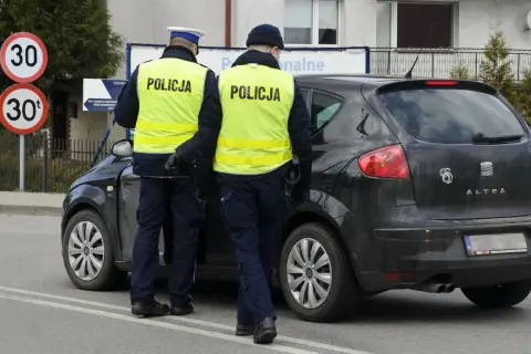 Policjanci zatrzymali kierowcę. Znak ograniczenia prędkości 30 km/h sugeruje, że mógł on przekroczyć dozwoloną prędkość, co grozi najwyższy mandat w Polsce.