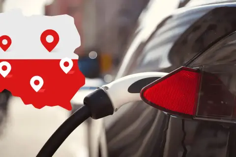 Mapa Polski z pinezkami wskazuje na punkty darmowe ładowanie elektryka. W tle widać ładowany samochód elektryczny.