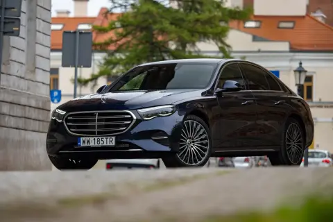 Ciemnogranatowy chiński Mercedes S-klasy z polskimi tablicami rejestracyjnymi WW 185TR stoi na ulicy.