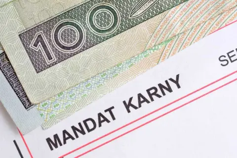 Złotówki i dokument "MANDAT KARNY" sugerują, że to mandat z zagranicy, który trzeba opłacić.