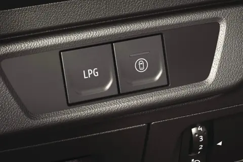 Przycisk LPG w samochodzie z fabrycznym LPG. Obok przycisk otwierania klapki wlewu paliwa.