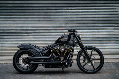 Czarny motocykl Harley-Davidson. Rozważasz motocykl w leasingu? Sprawdź koszty i możliwości.