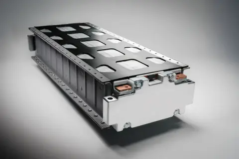 Prototyp baterii ze stałym elektrolitem, z metalową obudową i czarną, perforowaną pokrywą.