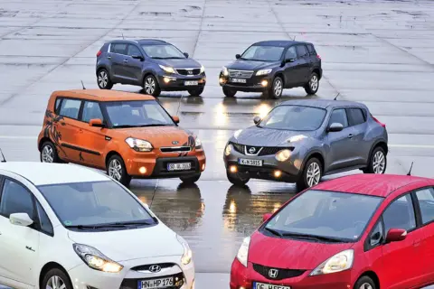 Kolekcja aut azjatyckich marek: pomarańczowy Kia Soul, biały Hyundai, czerwony Honda Jazz, szary Nissan Juke i dwa SUV-y Kia Sportage oraz Toyota RAV4.