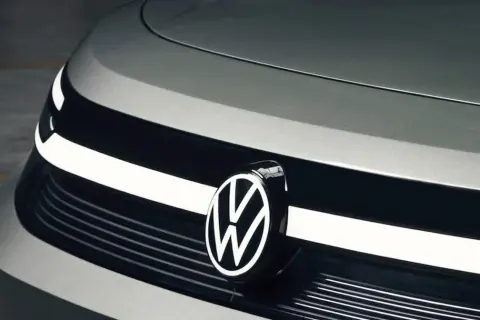 Zbliżenie na przód nowoczesnego samochodu, z widocznym logo Volkswagen. Nowe modele tej marki zachwycają designem.