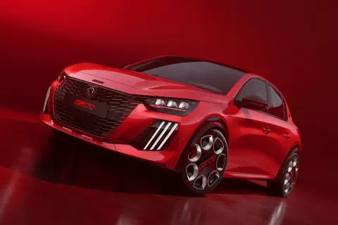 Czerwony, sportowy hatchback Peugeot 208 GTI z agresywnym grillem i felgami.
