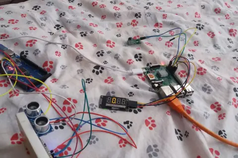 Układ do prototypowania czujników parkowania: Raspberry Pi, Arduino, moduł ultradźwiękowy i wyświetlacz LED.