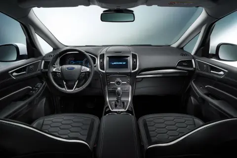 Nowoczesne ford s max wnętrze z czarną tapicerką i ekranem multimedialnym.