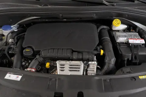 Silnik benzynowy Peugeot 2008 z widocznymi elementami i przewodami.