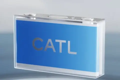 Nowoczesne baterie półprzewodnikowe CATL w eleganckiej, przezroczystej obudowie.
