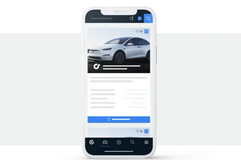 Aplikacja mobilna pokazująca białe auto. Tu handlarze kupują auta w Niemczech, szukając okazji.